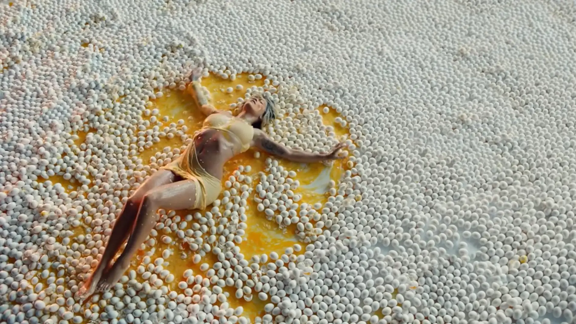 Rita Ora, rodeada de huevos en su último videoclip