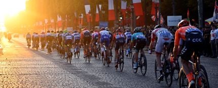 El Tour de Francia en su paso por los Campos Elíseos