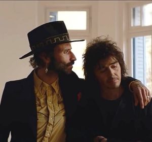 Leiva y Rubén Pozo en el vídeo de 'Mi pequeño Chernóbil' Leiva y Rubén Pozo en el vídeo de 'Mi pequeño Chernóbil'