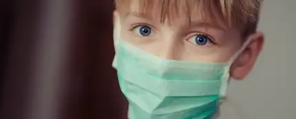 Un niño con una mascarlla Un niño con una mascarlla