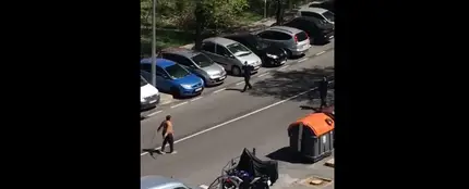 Un hombre intenta rajar a varios agentes con dos catanas Un hombre intenta rajar a varios agentes con dos catanas