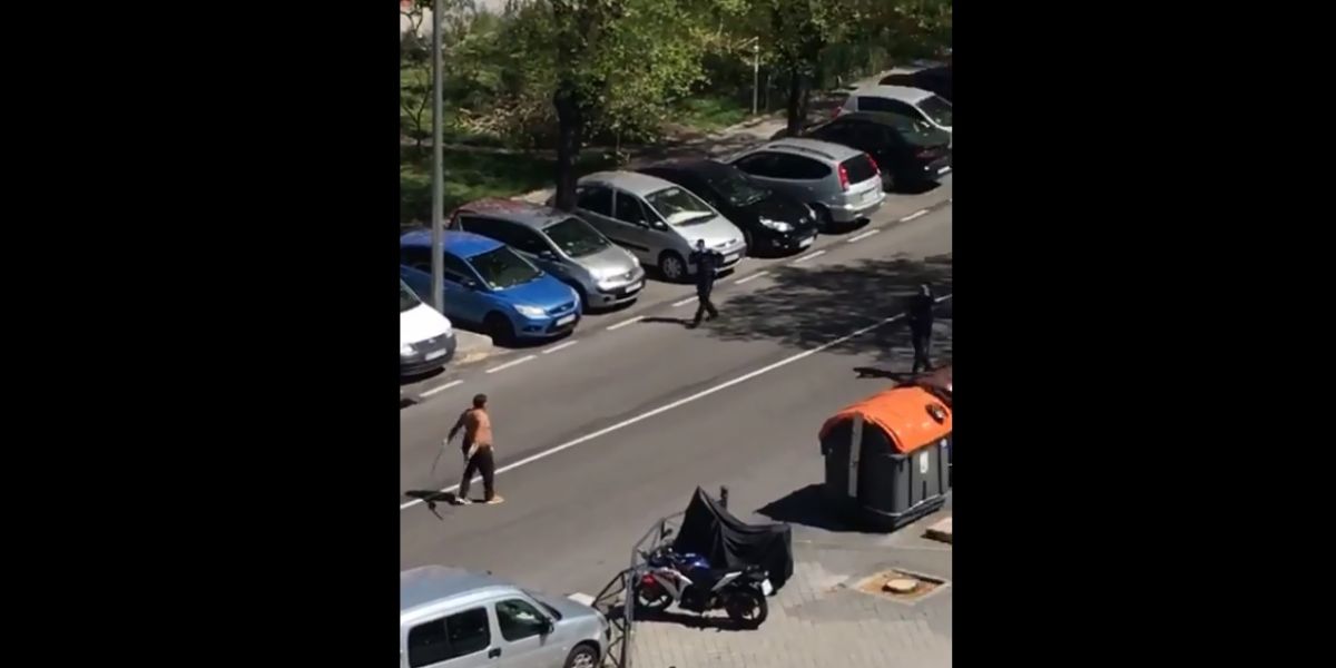 Un hombre intenta rajar a varios agentes con dos catanas