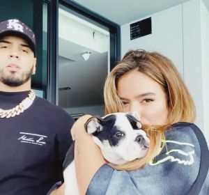 Anuel AA y Karol G, con su perro, durante el confinamiento Anuel AA y Karol G, con su perro, durante el confinamiento