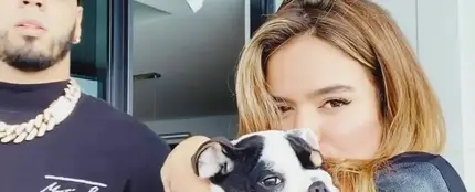 Anuel AA y Karol G, con su perro, durante el confinamiento Anuel AA y Karol G, con su perro, durante el confinamiento