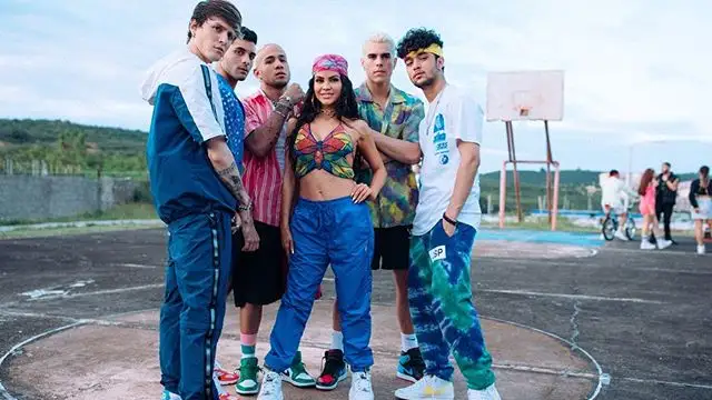 Natti Natasha y CNCO en el videoclip de 'Honey Boo'