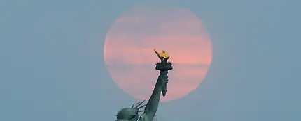 Superluna tras la estatua de la Libertad de Nueva York Superluna tras la estatua de la Libertad de Nueva York