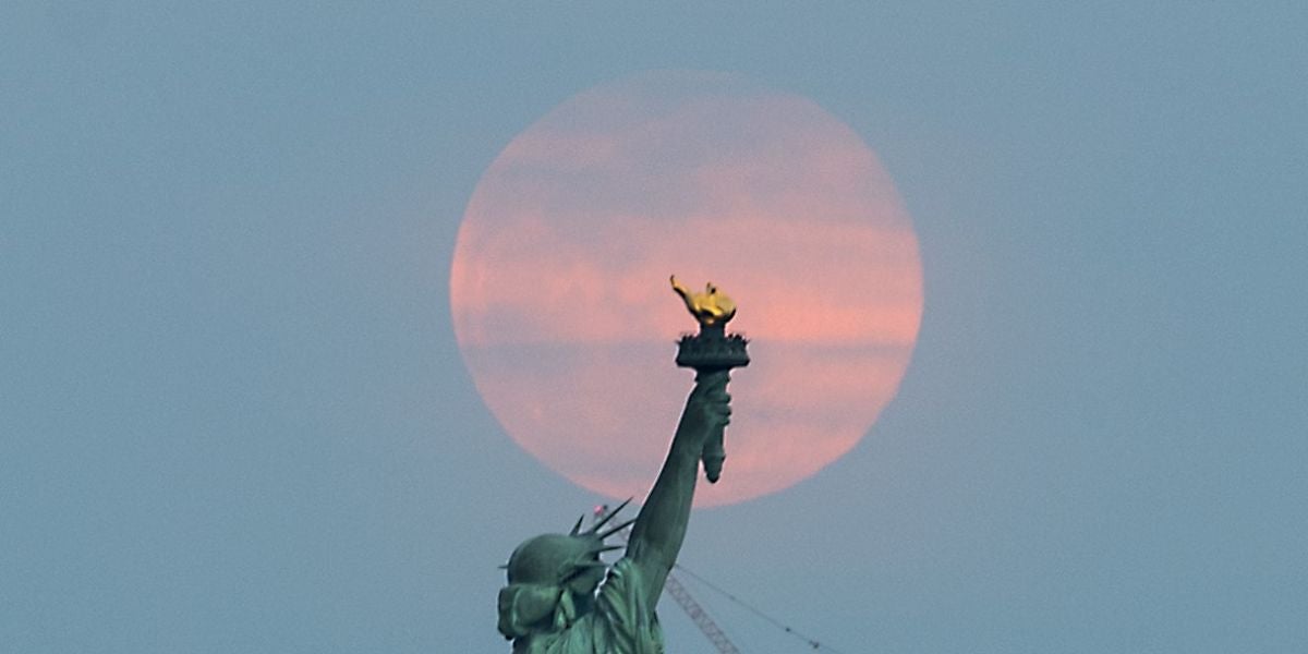 Superluna tras la estatua de la Libertad de Nueva York
