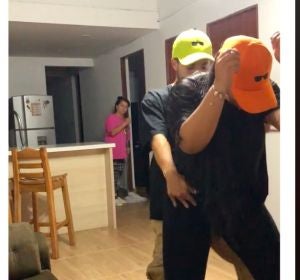 Una madre encuentra a su hijo perreando con su novia en casa y su reacción triunfa en las redes Una madre encuentra a su hijo perreando con su novia en casa y su reacción triunfa en las redes