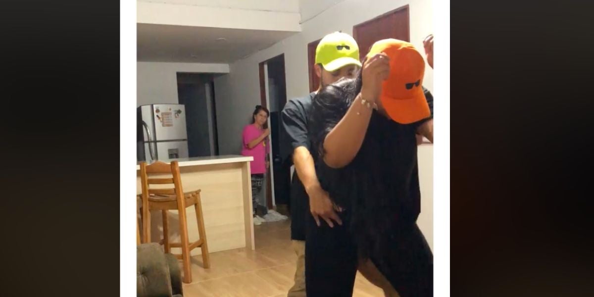 Una madre encuentra a su hijo perreando con su novia en casa y su reacción triunfa en las redes