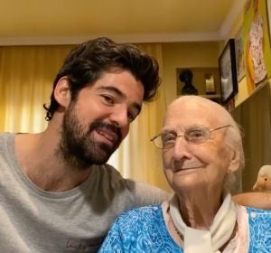 'Cuarentata': los divertidos vídeos de Miguel Ángel Muñoz con su abuela de 95 años 'Cuarentata': los divertidos vídeos de Miguel Ángel Muñoz con su abuela de 95 años