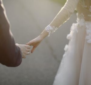 Dos novios cogidos de la mano Dos novios cogidos de la mano