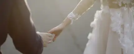 Dos novios cogidos de la mano Dos novios cogidos de la mano