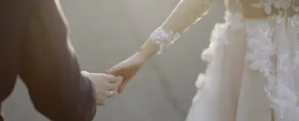 Dos novios cogidos de la mano Dos novios cogidos de la mano