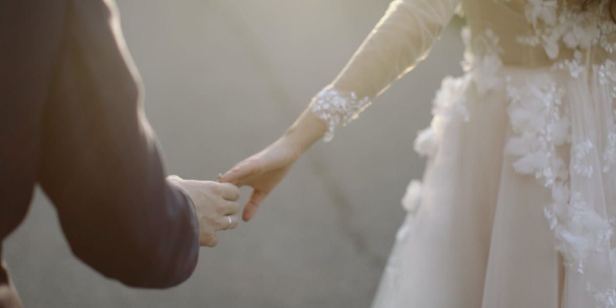 Dos novios cogidos de la mano