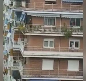 El desternillante vídeo de una carrera de balcones: "Estamos a tres metros de finalizar este gran premio" El desternillante vídeo de una carrera de balcones: "Estamos a tres metros de finalizar este gran premio"