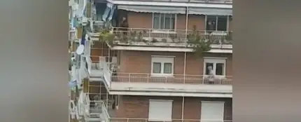 El desternillante vídeo de una carrera de balcones: "Estamos a tres metros de finalizar este gran premio" El desternillante vídeo de una carrera de balcones: "Estamos a tres metros de finalizar este gran premio"