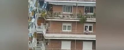 El desternillante vídeo de una carrera de balcones: "Estamos a tres metros de finalizar este gran premio" El desternillante vídeo de una carrera de balcones: "Estamos a tres metros de finalizar este gran premio"