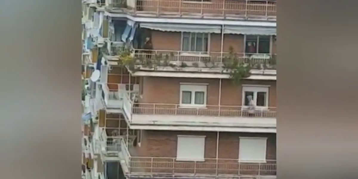 El desternillante vídeo de una carrera de balcones: "Estamos a tres metros de finalizar este gran premio"