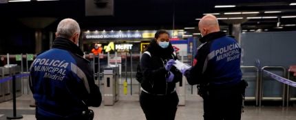(13-04-20) La policía reparte mascarillas en estaciones de cercanías, metro y paradas de autobús