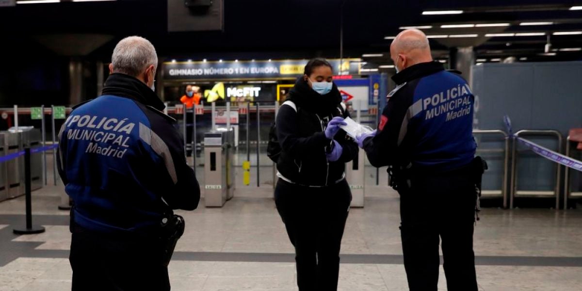(13-04-20) La policía reparte mascarillas en estaciones de cercanías, metro y paradas de autobús