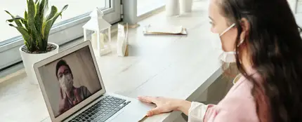 Una mujer haciendo una videollamada Una mujer haciendo una videollamada