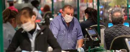 Varias personas hacen la compra en un supermercado de Madrid Varias personas hacen la compra en un supermercado de Madrid