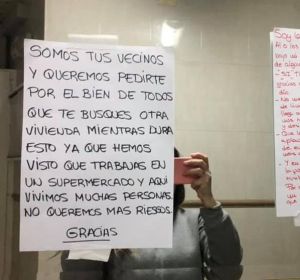Notas encontradas por una empleada de supermercado bajo su puerta Notas encontradas por una empleada de supermercado bajo su puerta