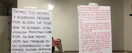 Notas encontradas por una empleada de supermercado bajo su puerta Notas encontradas por una empleada de supermercado bajo su puerta