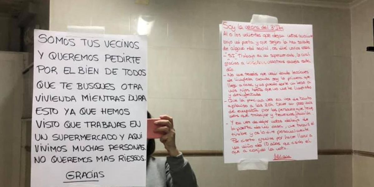 Notas encontradas por una empleada de supermercado bajo su puerta