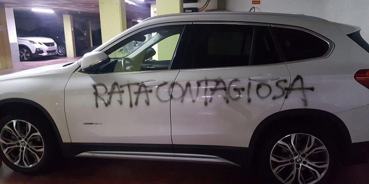 El mensaje que le han pintado a una ginecóloga de Barcelona en el coche