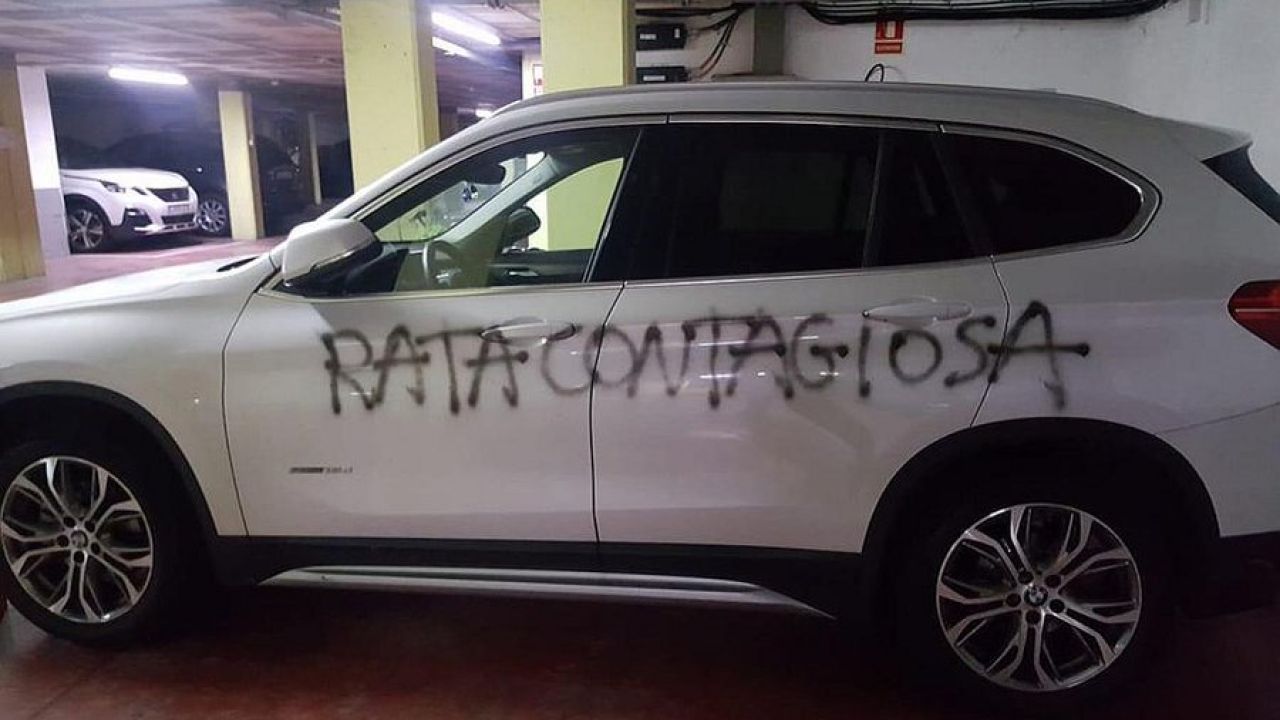 Una ginecóloga denuncia la pintada que sus vecinos le han dejado en el