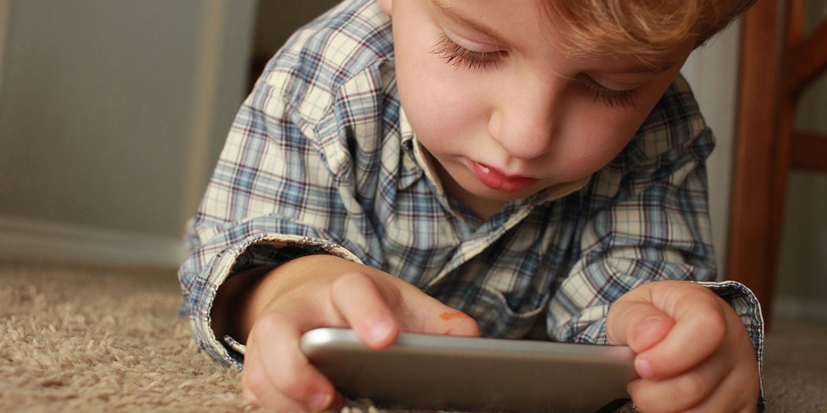 Un niño con un smartphone en las manos