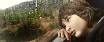 Niño aburrido Niño aburrido