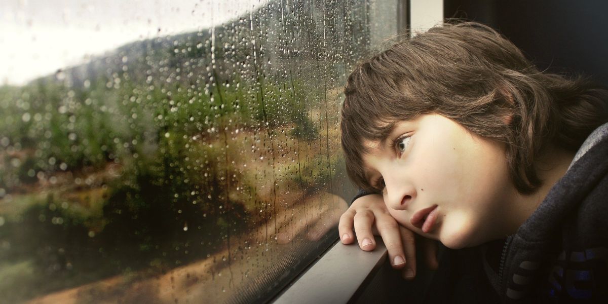 Niño aburrido