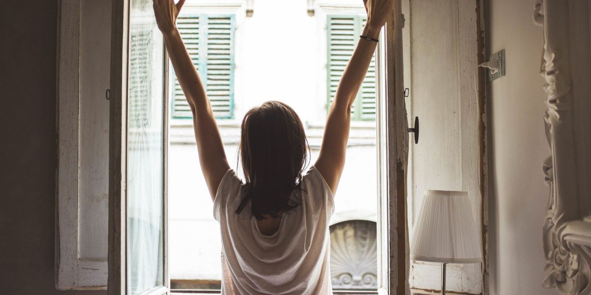 Una persona asomada a la ventana