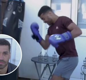 El boxeador Sam Maxwell simula autolesionarse El boxeador Sam Maxwell simula autolesionarse