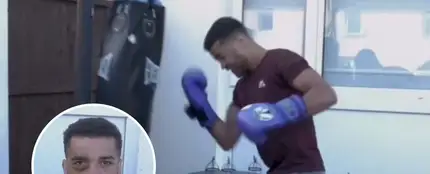 El boxeador Sam Maxwell simula autolesionarse El boxeador Sam Maxwell simula autolesionarse