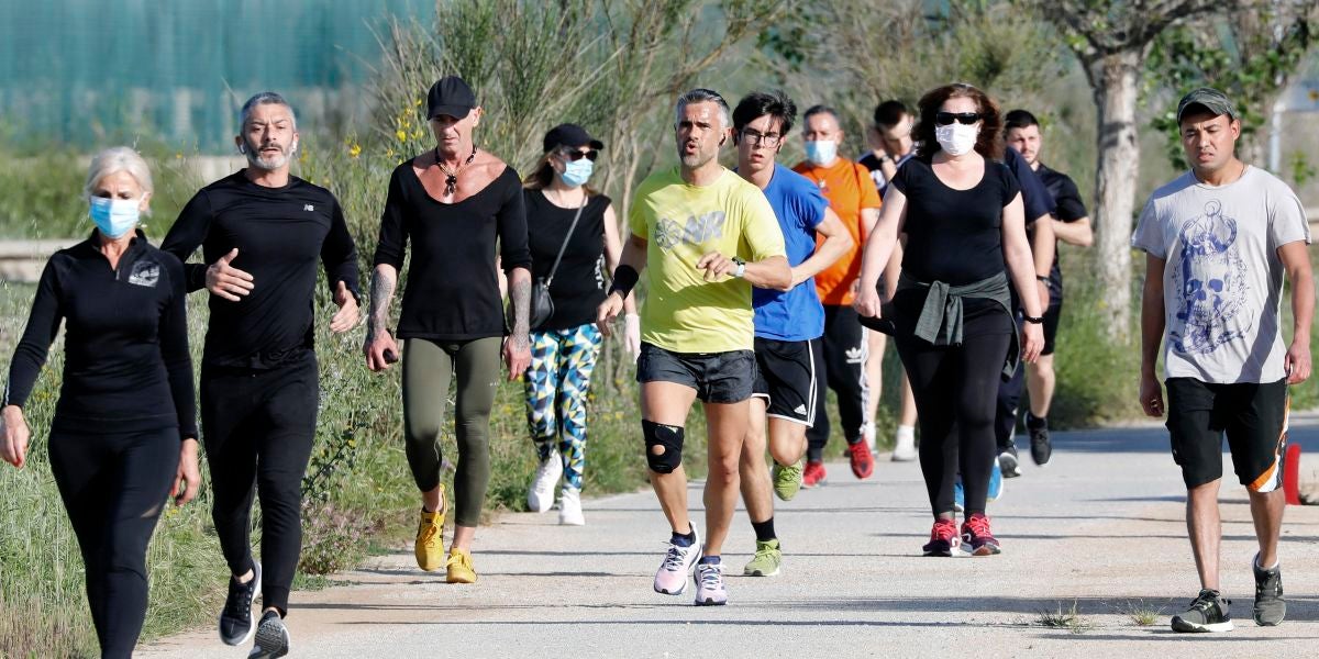 Ciudadanos salen a pasear y a correr este sábado por Barcelona