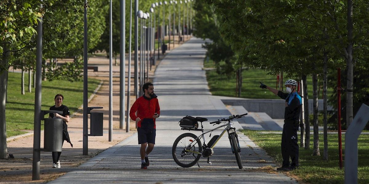 Varias personas practicando deporte