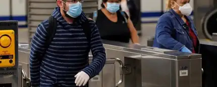 Gente con mascarilla en el transporte público Gente con mascarilla en el transporte público