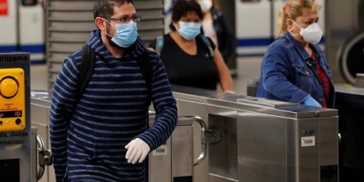 Gente con mascarilla en el transporte público