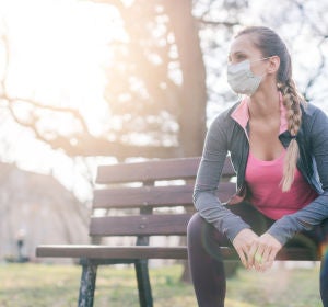 Mujer con mascarilla Mujer con mascarilla
