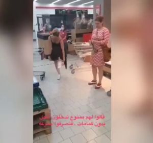 Varias jóvenes se quitan las bragas para usarlas como mascarillas en el supermercado Varias jóvenes se quitan las bragas para usarlas como mascarillas en el supermercado