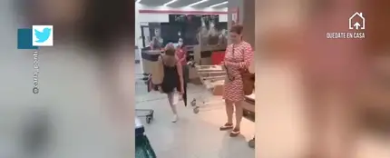 Varias jóvenes se quitan las bragas para usarlas como mascarillas en el supermercado Varias jóvenes se quitan las bragas para usarlas como mascarillas en el supermercado