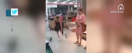 Varias jóvenes se quitan las bragas para usarlas como mascarillas en el supermercado Varias jóvenes se quitan las bragas para usarlas como mascarillas en el supermercado