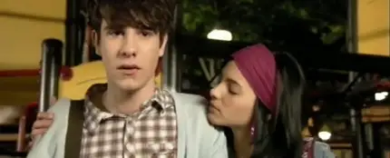 Javier Calvo y Andrea Duro como Fer y Yoli en la escena de 'Física o Química' cantando 'Cuando lloras' Javier Calvo y Andrea Duro como Fer y Yoli en la escena de 'Física o Química' cantando 'Cuando lloras'