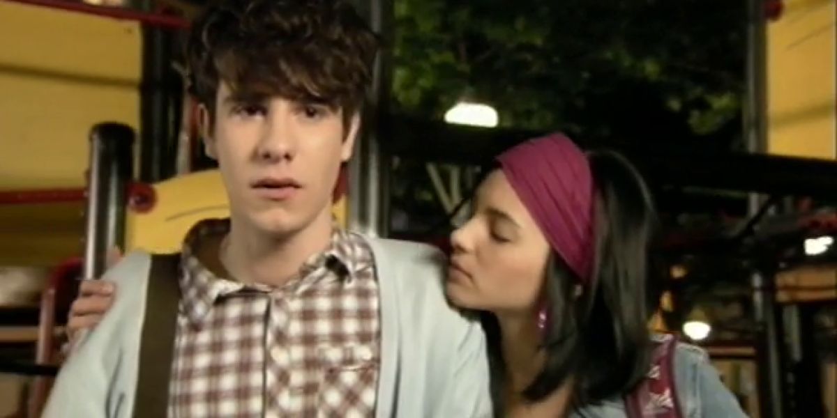 Javier Calvo y Andrea Duro como Fer y Yoli en la escena de 'Física o Química' cantando 'Cuando lloras'