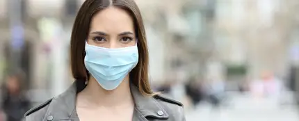 Mujer con mascarilla Mujer con mascarilla