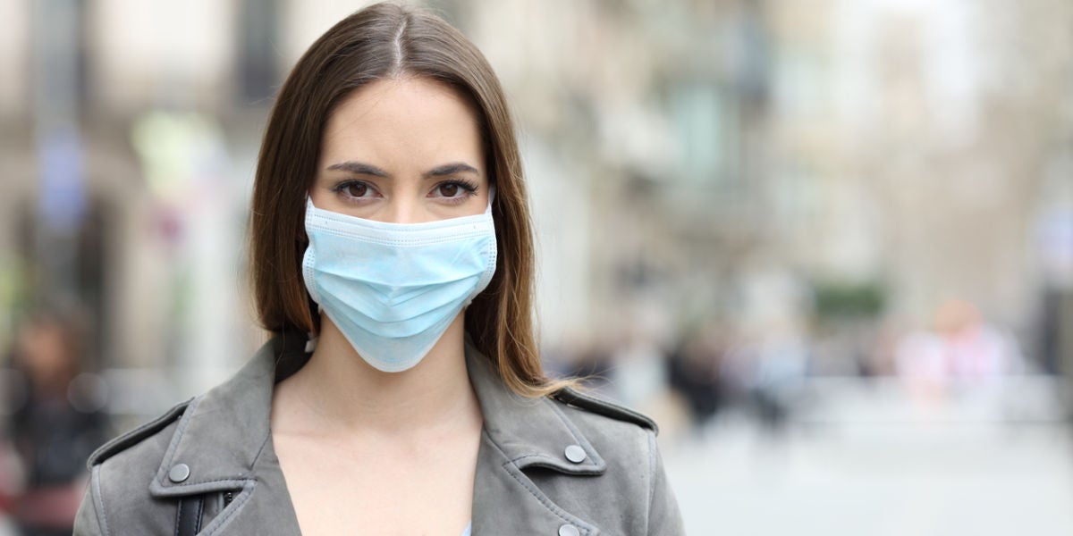 Mujer con mascarilla