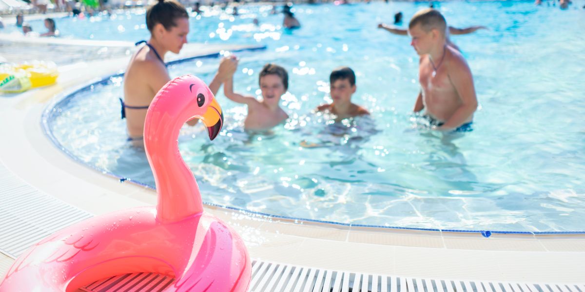 Una familia en una piscina